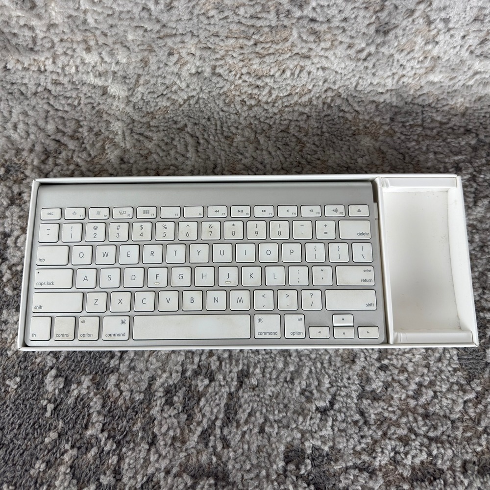 Apple Wireless Bluetooth A1314 Magic Keyboard Silver